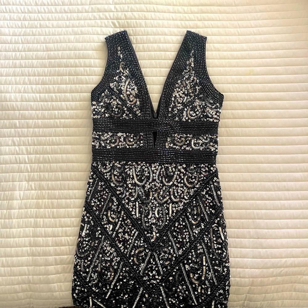 AIDAN MATTOX GUNMETAL SIZE 2 BEADED SLEEVELESS GOWN V NECK